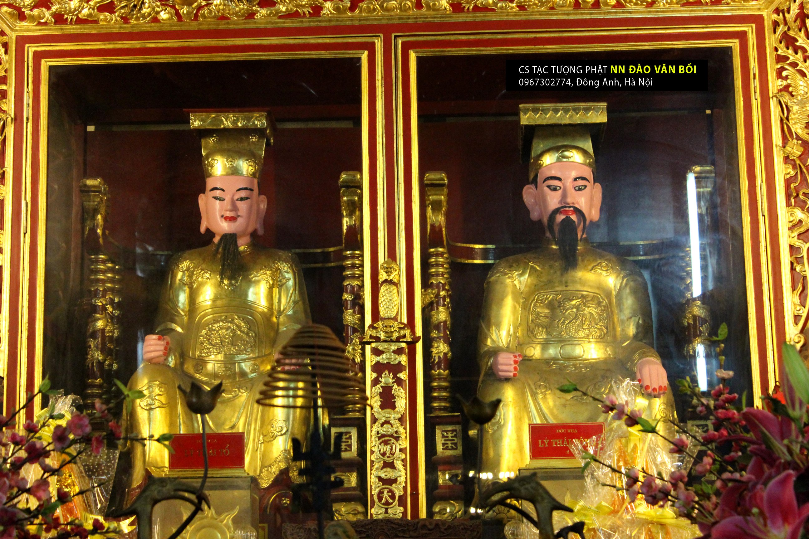 Tôn tượng vua Trần Thánh Tông và Trần Thái Tông sơn son thếp vàng tại Đền Đô